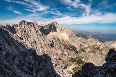Zugspitze ve Via Ferrata Alpspitze 'den Jubilee Ridge' in manzarası Berrak Mavi Gök Altındaki Bavyera Alpleri 'nin engebeli Rocky Tepeleri. Yüksek kalite fotoğraf