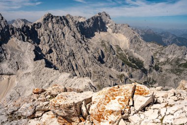 Zugspitze ve Via Ferrata Alpspitze 'den Jubilee Ridge' in manzarası Berrak Mavi Gök Altındaki Bavyera Alpleri 'nin engebeli Rocky Tepeleri. Yüksek kalite fotoğraf