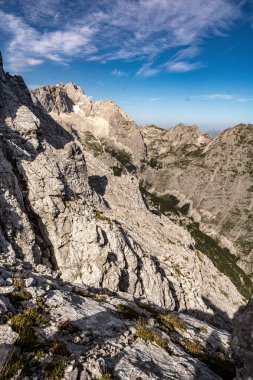Zugspitze ve Via Ferrata Alpspitze 'den Jubilee Ridge' in manzarası Berrak Mavi Gök Altındaki Bavyera Alpleri 'nin engebeli Rocky Tepeleri. Yüksek kalite fotoğraf