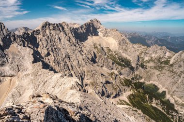 Zugspitze ve Via Ferrata Alpspitze 'den Jubilee Ridge' in manzarası Berrak Mavi Gök Altındaki Bavyera Alpleri 'nin engebeli Rocky Tepeleri. Yüksek kalite fotoğraf