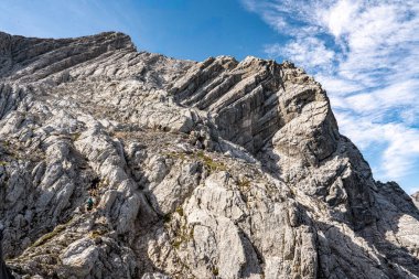 Bavyera Alplerindeki Ferrata Alpspitze Vadisi 'nin Rocky bölümü dramatik uçurumlar ve Mavi Gök Altındaki Dağ Tepeleri. Yüksek kalite fotoğraf