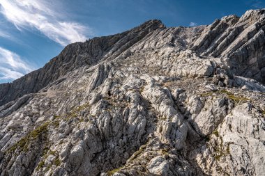 Bavyera Alplerindeki Ferrata Alpspitze Vadisi 'nin Rocky bölümü dramatik uçurumlar ve Mavi Gök Altındaki Dağ Tepeleri. Yüksek kalite fotoğraf