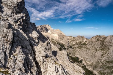 Zugspitze ve Via Ferrata Alpspitze 'den Jubilee Ridge' in manzarası Berrak Mavi Gök Altındaki Bavyera Alpleri 'nin engebeli Rocky Tepeleri. Yüksek kalite fotoğraf
