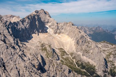 Zugspitze ve Via Ferrata Alpspitze 'den Jubilee Ridge' in manzarası Berrak Mavi Gök Altındaki Bavyera Alpleri 'nin engebeli Rocky Tepeleri. Yüksek kalite fotoğraf