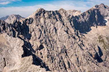 Zugspitze ve Via Ferrata Alpspitze 'den Jubilee Ridge' in manzarası Berrak Mavi Gök Altındaki Bavyera Alpleri 'nin engebeli Rocky Tepeleri. Yüksek kalite fotoğraf