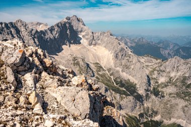 Zugspitze ve Via Ferrata Alpspitze 'den Jubilee Ridge' in manzarası Berrak Mavi Gök Altındaki Bavyera Alpleri 'nin engebeli Rocky Tepeleri. Yüksek kalite fotoğraf
