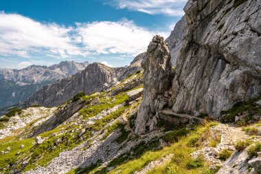Bavyera Alpleri 'ndeki Alpspitze Via Ferrata' nın başlangıcındaki manzara: Mavi Gök 'ün altındaki dağ tepeleri ve yürüyüş yolu ile engebeli Rocky manzarası. Yüksek kalite fotoğraf