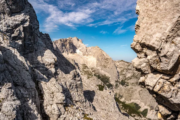 Zugspitze ve Via Ferrata Alpspitze 'den Jubilee Ridge' in manzarası Berrak Mavi Gök Altındaki Bavyera Alpleri 'nin engebeli Rocky Tepeleri. Yüksek kalite fotoğraf