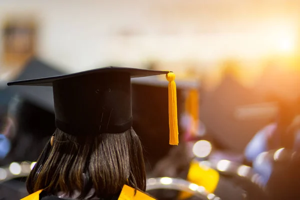 Retrospectiva Los Graduados Universitarios Alinean Para Premio Grado Ceremonia Graduación — Foto de Stock