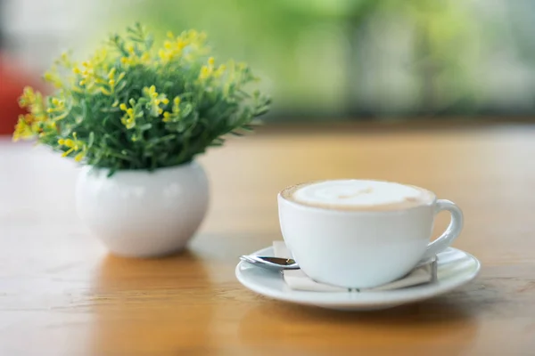 Кофе Латте Белой Чашке Положить Деревянный Стол Кафе — стоковое фото