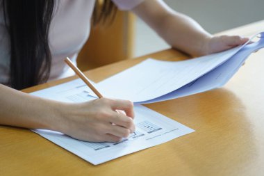 Lisan sözleşmesi yapan genç kız üniversite öğrencilerini kapatın.