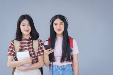 Asyalı üniversite öğrencileri üniversite kampüsünde sohbet ediyor, konuşuyor..