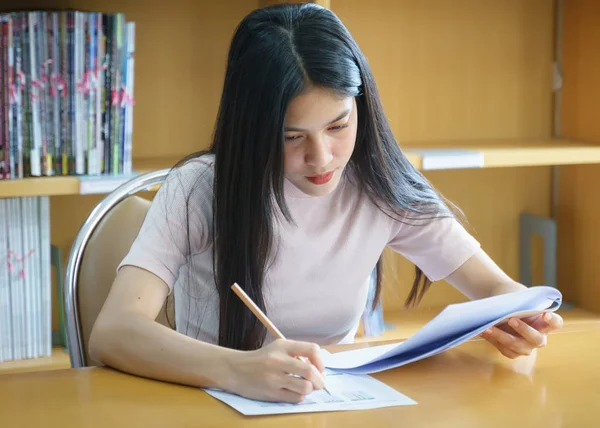 Jovem Universitária Concentra Fazer Exame Prática Linguagem Dentro Biblioteca Estudante — Fotografia de Stock