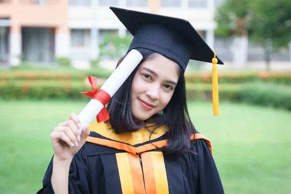 Unga asiatiska kvinnliga akademiker fira med glädje en — Stockfoto