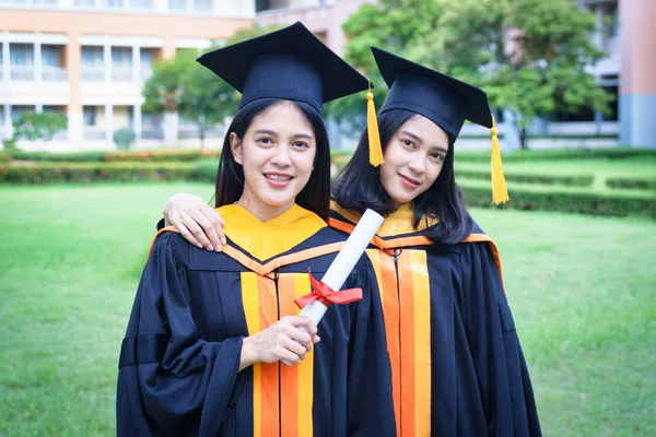 Las jóvenes licenciadas en universidades asiáticas celebran con alegría a una — Foto de Stock