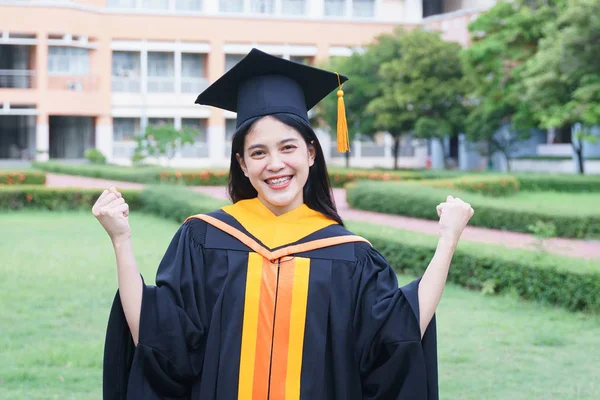 Νεαρή Ασιάτισσα απόφοιτοι πανεπιστημίου γιορτάζουν με χαρά — Φωτογραφία Αρχείου