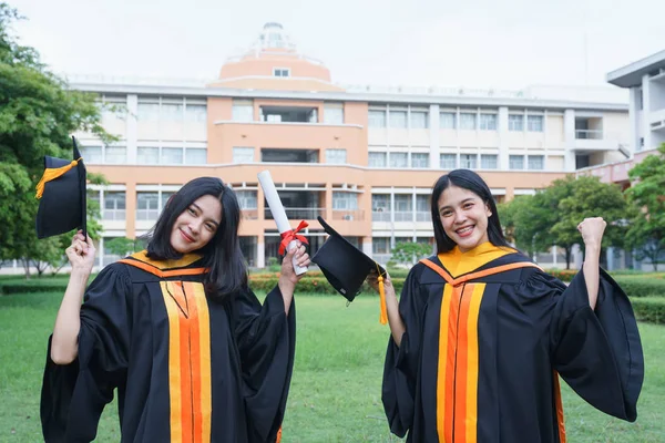 Las jóvenes licenciadas en universidades asiáticas celebran con alegría a una — Foto de Stock
