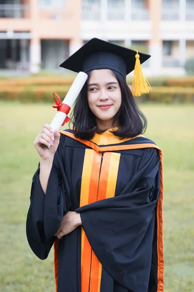 Young Asian woman university graduates celebrate with joyouse an — Stock Photo, Image