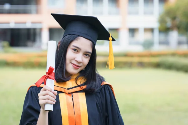 年轻的亚洲女大学生欢欢喜喜地庆祝 — 图库照片