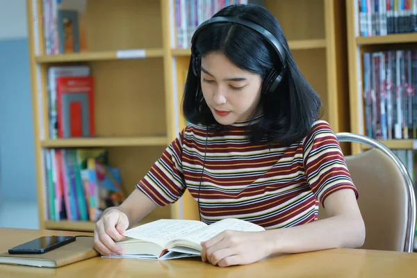 Libros de lectura de estudiantes universitarios en las bibliotecas universitarias. —  Fotos de Stock
