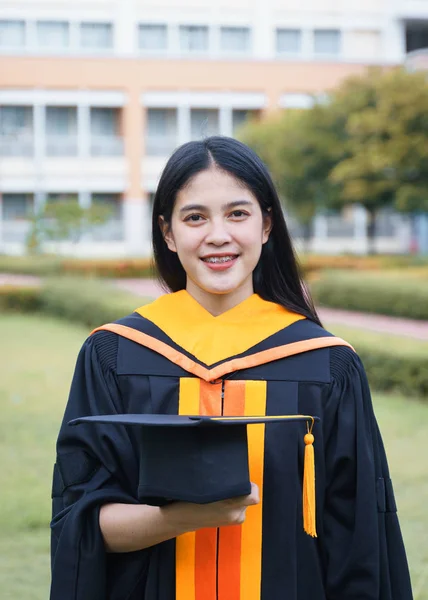 Las jóvenes licenciadas en universidades asiáticas celebran con alegría a una — Foto de Stock