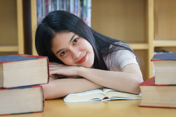 Studenten lesen Buch in Universitätsbibliothek. — Stockfoto