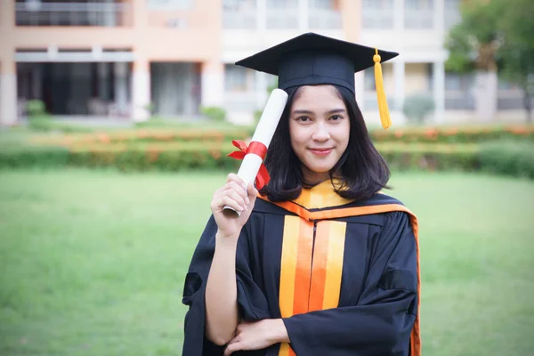 Jóvenes mujeres asiáticas graduadas de la universidad celebran con alegría y felicidad con amigos después de recibir un certificado de título universitario en la ceremonia de inicio. Felicidades, ceremonia de graduación. . — Foto de Stock