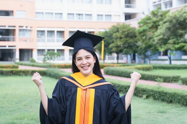 Mladý asijské žena vysoká škola graduates slavit s joyouse an — Stock fotografie