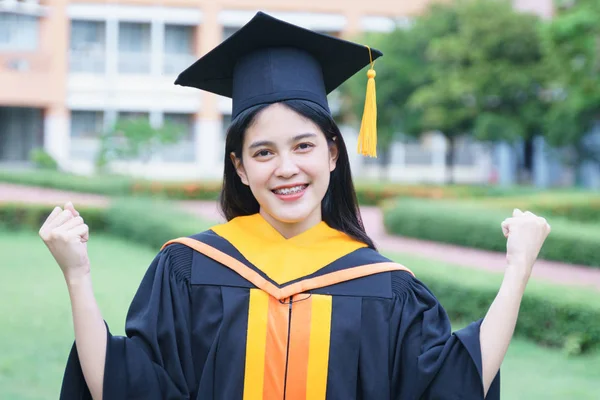Νεαρή Ασιάτισσα απόφοιτοι πανεπιστημίου γιορτάζουν με χαρά — Φωτογραφία Αρχείου