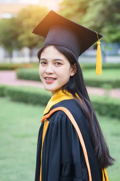 Jong aziatische vrouw universiteit afgestudeerden vieren met joyouse een — Stockfoto