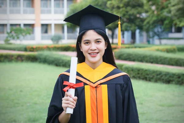 Młody Azji kobieta uniwersytet absolwenci świętować z joyouse w — Zdjęcie stockowe