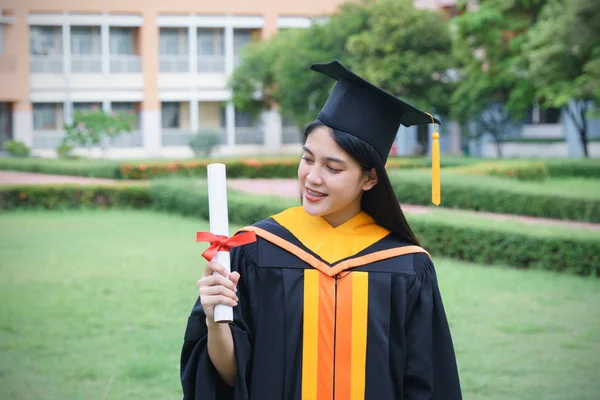 Jong aziatische vrouw universiteit afgestudeerden vieren met joyouse een — Stockfoto