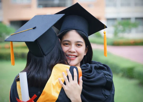 Genç Asyalı kadın üniversite mezunları sevinçle kutluyor. — Stok fotoğraf
