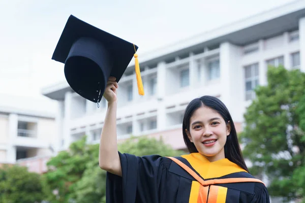 Unga asiatiska kvinnliga akademiker fira med glädje en — Stockfoto