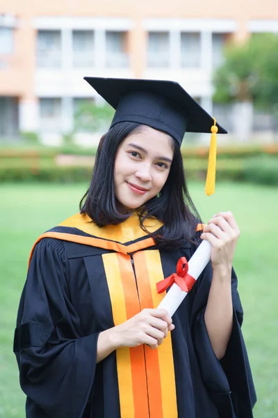 Fiatal ázsiai nő egyetemi diplomások ünnepelnek joyouse egy — Stock Fotó