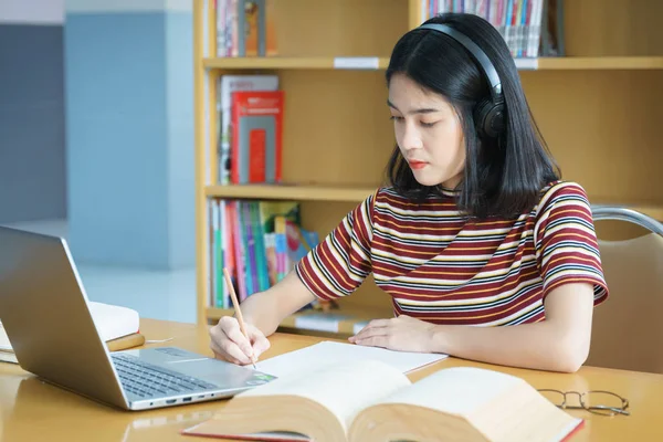 Studentka Uniwersytetu Siedząca Przy Stole Robiąca Zadania Bibliotece Student Korzysta — Zdjęcie stockowe