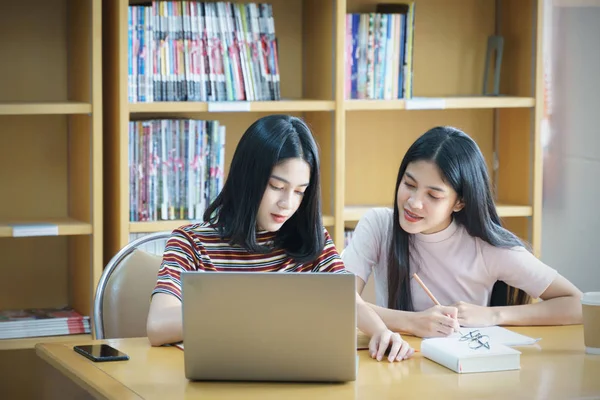 Ung Asiatisk Kvinna Student Studier Och Noterar Med Boken Biblioteket — Stockfoto