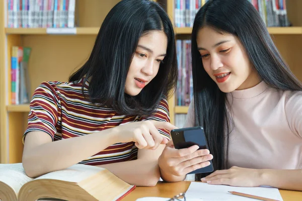 Jonge Aziatische Vrouw Student Studies Neemt Aantekeningen Met Het Boek — Stockfoto