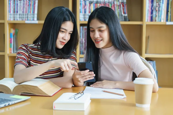 Młody Asian Kobieta Studia Studenckie Bierze Notatki Książki Bibliotece Studentka — Zdjęcie stockowe