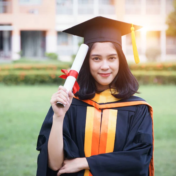 Giovani donne asiatiche laureati universitari celebrano con gioia e felicità con gli amici dopo aver ricevuto un certificato di laurea nella cerimonia di inizio. Congratulazioni, cerimonia di laurea . — Foto Stock