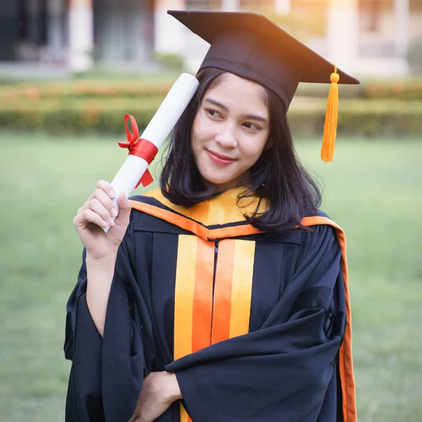 年轻的亚洲女大学毕业生在毕业典礼上获得大学学位证书后，与朋友一起欢庆和快乐。恭喜毕业典礼. — 图库照片