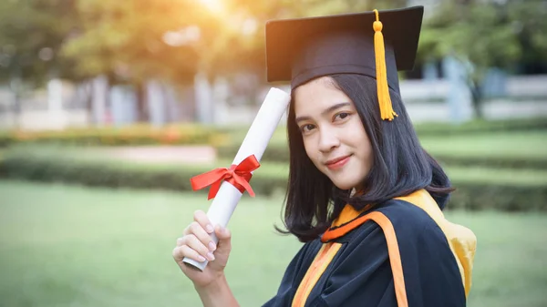 Fiatal ázsiai nő egyetemi diplomások ünnepelni örömteli és boldogság a barátokkal, miután megkapta az egyetemi diploma igazolást a kezdet ünnepségen. Gratulálok, Ballagási ceremónia. — Stock Fotó