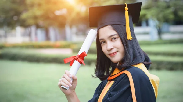 年轻的亚洲女大学毕业生在毕业典礼上获得大学学位证书后，与朋友一起欢庆和快乐。恭喜毕业典礼. — 图库照片