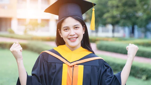 Jovem asiática graduados universitários celebram com alegria e felicidade com os amigos depois de receber um certificado de diploma universitário na cerimônia de início. Parabéns, cerimônia de formatura . — Fotografia de Stock