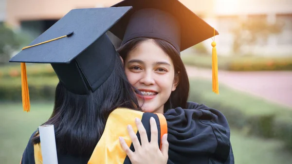 Fiatal ázsiai nő egyetemi diplomások ünnepelni örömteli és boldogság a barátokkal, miután megkapta az egyetemi diploma igazolást a kezdet ünnepségen. Gratulálok, Ballagási ceremónia. — Stock Fotó