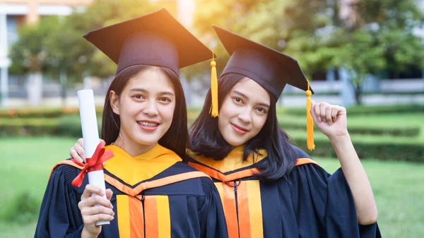 Jovem Asiática Graduados Universitários Celebram Com Alegria Felicidade Com Amigos — Fotografia de Stock