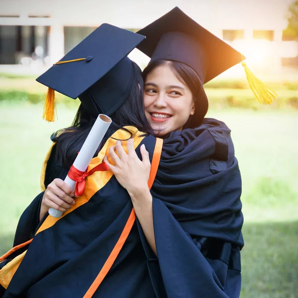 Jovem asiática graduados universitários celebram com alegria e felicidade com os amigos depois de receber um certificado de diploma universitário na cerimônia de início. Parabéns, cerimônia de formatura . — Fotografia de Stock
