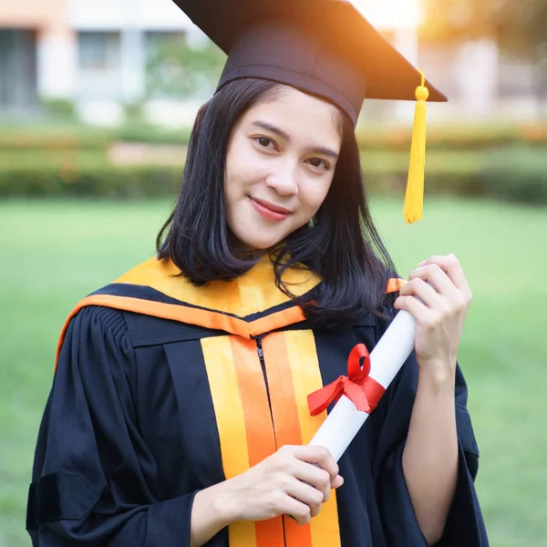 Fiatal ázsiai nő egyetemi diplomások ünnepelni örömteli és boldogság a barátokkal, miután megkapta az egyetemi diploma igazolást a kezdet ünnepségen. Gratulálok, Ballagási ceremónia. — Stock Fotó