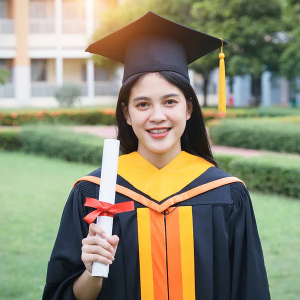 Fiatal ázsiai nő egyetemi diplomások ünnepelni örömteli és boldogság a barátokkal, miután megkapta az egyetemi diploma igazolást a kezdet ünnepségen. Gratulálok, Ballagási ceremónia. — Stock Fotó