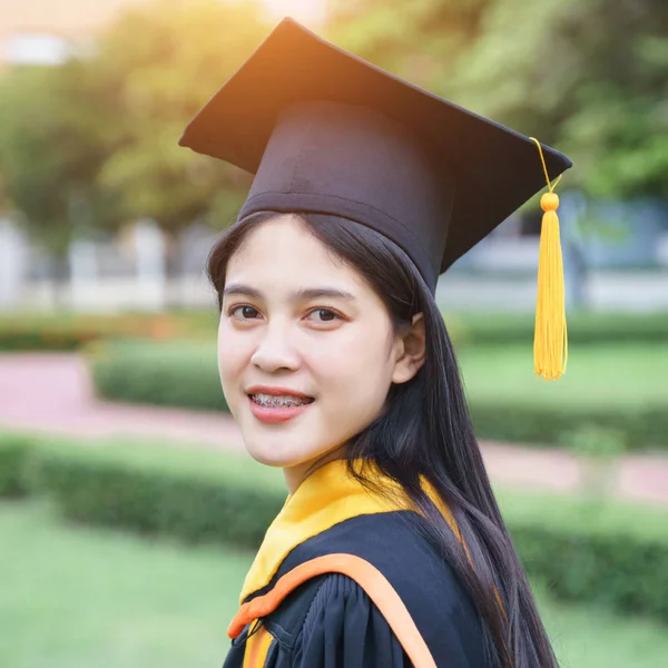 Giovani donne asiatiche laureati universitari celebrano con gioia e felicità con gli amici dopo aver ricevuto un certificato di laurea nella cerimonia di inizio. Congratulazioni, cerimonia di laurea . — Foto Stock